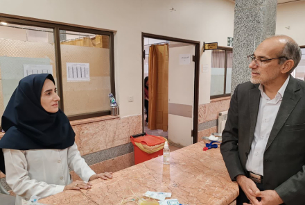 بازدید دکتر پارسا از اورژانس مرکز خدمات سینا به مناسبت میلاد حضرت زینب(س) و روز پرستار